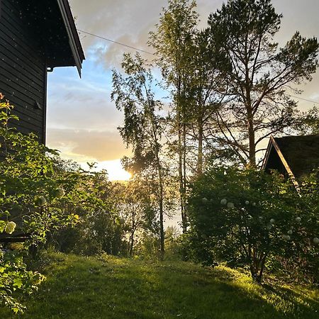 Stille Og Fredelig Ved Fjord Og Fjell Valsoybotn Luaran gambar