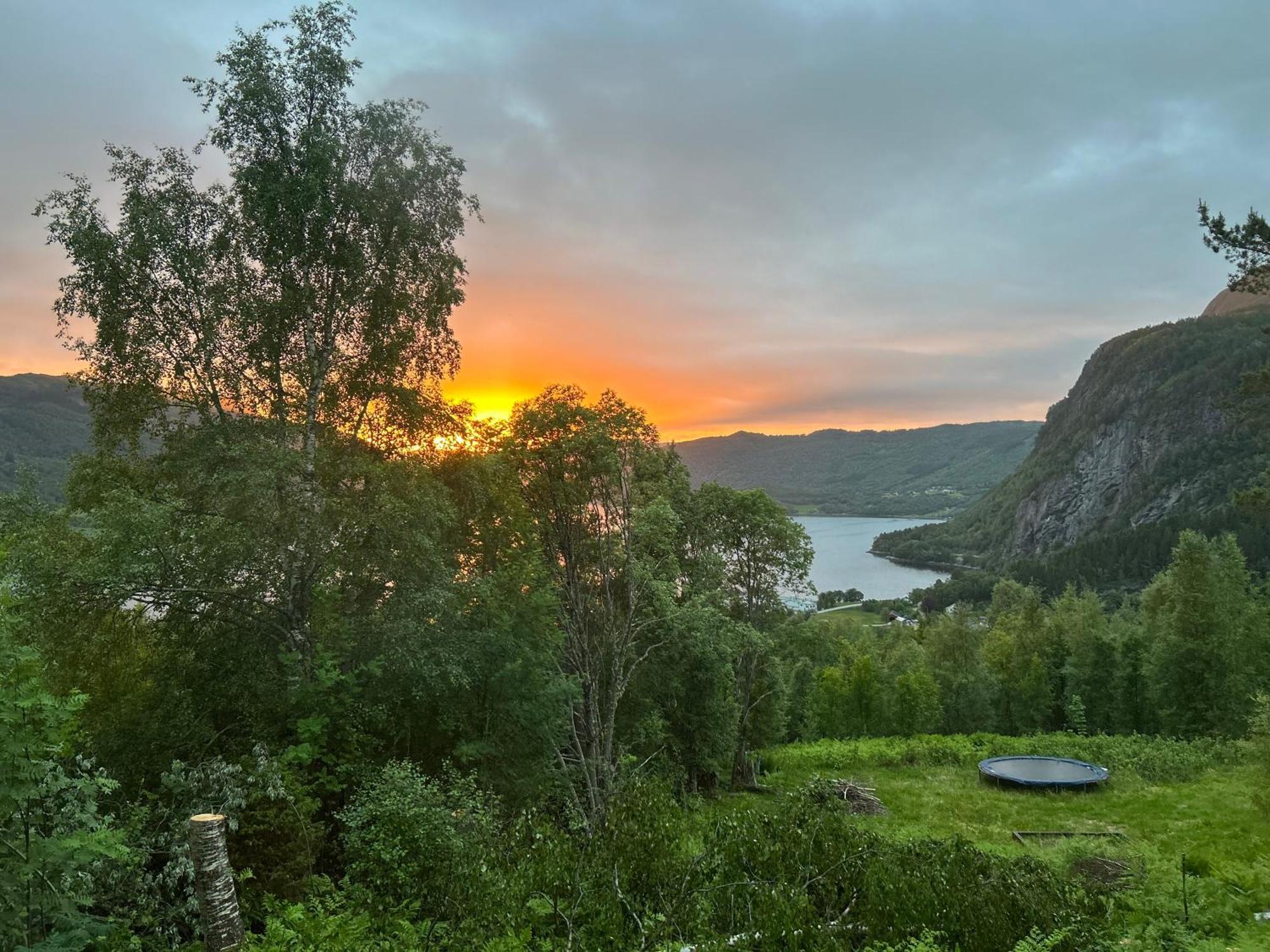 Stille Og Fredelig Ved Fjord Og Fjell Valsoybotn Luaran gambar