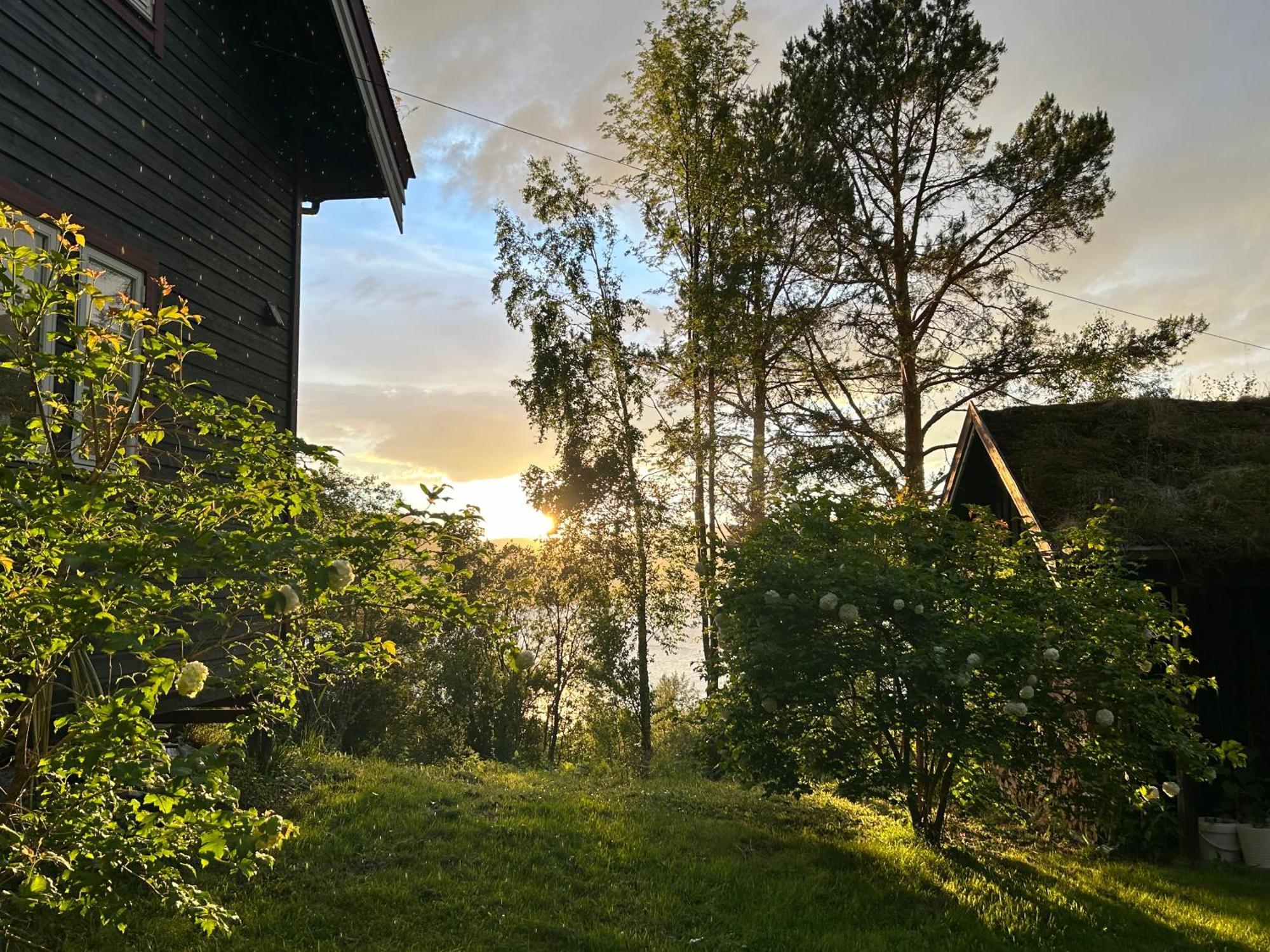 Stille Og Fredelig Ved Fjord Og Fjell Valsoybotn Luaran gambar